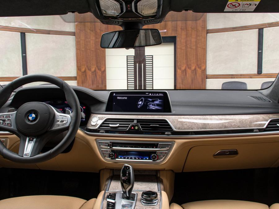 Торпедо BMW 750Li xDrive (G12) 2020 года  (UAE) (фото 22 из 28)